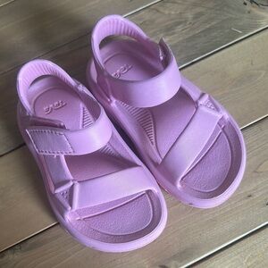 Used little girls Teva Pink Sport Sandals with Adjustable Straps size: 9